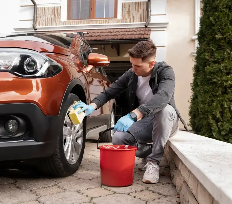 Lavage auto à domicile Tresson : professionnel intervenant sur un véhicule